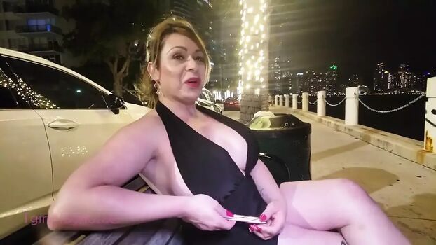 Alejandra Flores