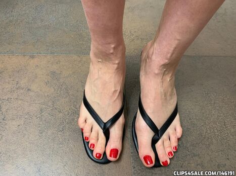 Full leaked Bigfeetgirls private onlyfans photo