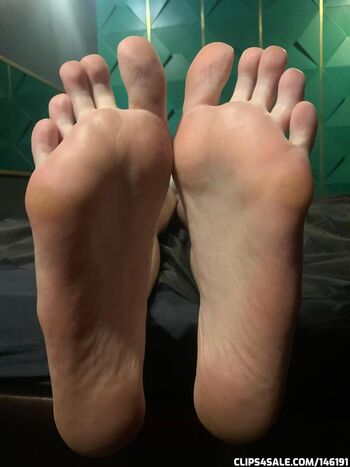 Full leaked Bigfeetgirls private onlyfans photo