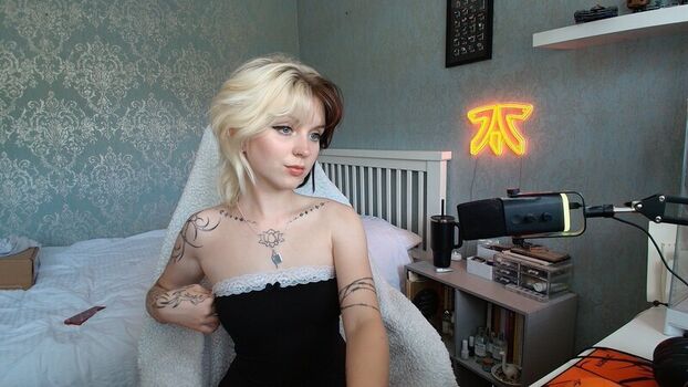 Full leaked Emzeeni private onlyfans photo