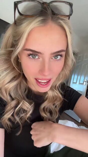 Full leaked Huhnelly private onlyfans photo