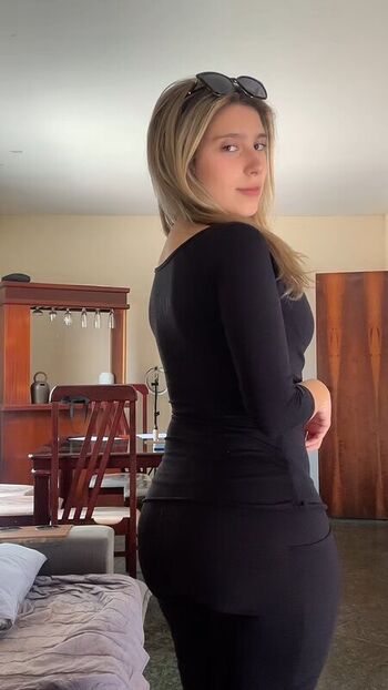 Full leaked Laramellos private onlyfans photo