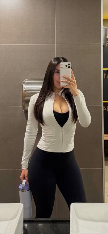Laura02av