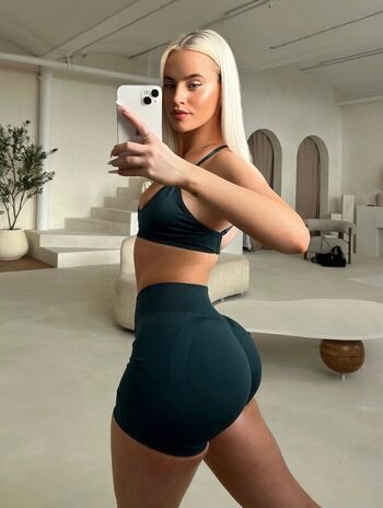 Full leaked Lucycombe private onlyfans photo