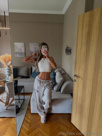 Full leaked Luvlivvyy private onlyfans photo