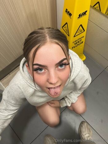 Full leaked Mollymoo private onlyfans photo