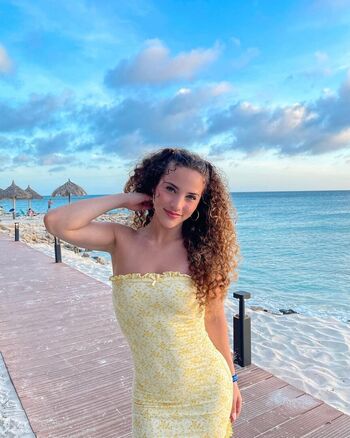 Sofie Dossi