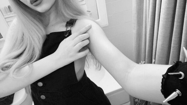Full leaked Veildose private onlyfans photo